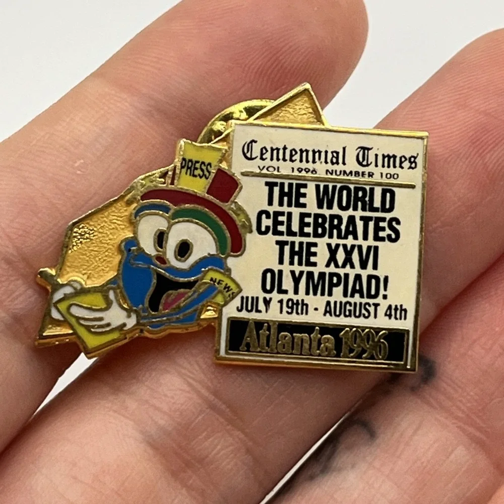 1996 Atlanta Summer Olympics Centennial Times Newspaper Press Izzy Lapel Hat Pin